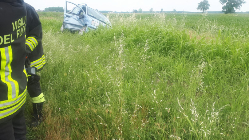Utilitaria finisce in un campo dopo l’urto con un furgone